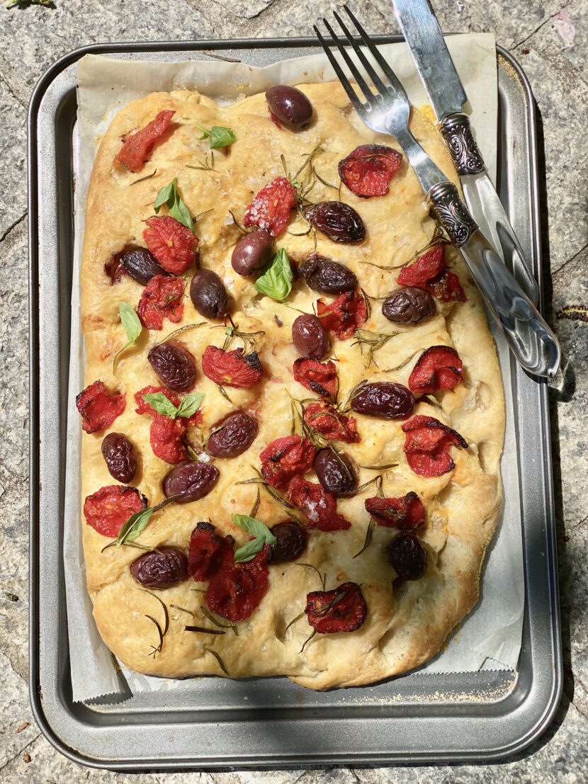 Es Focaccia De Romero Tomate Seco Y Aceitunas Kalamata En Rosemary