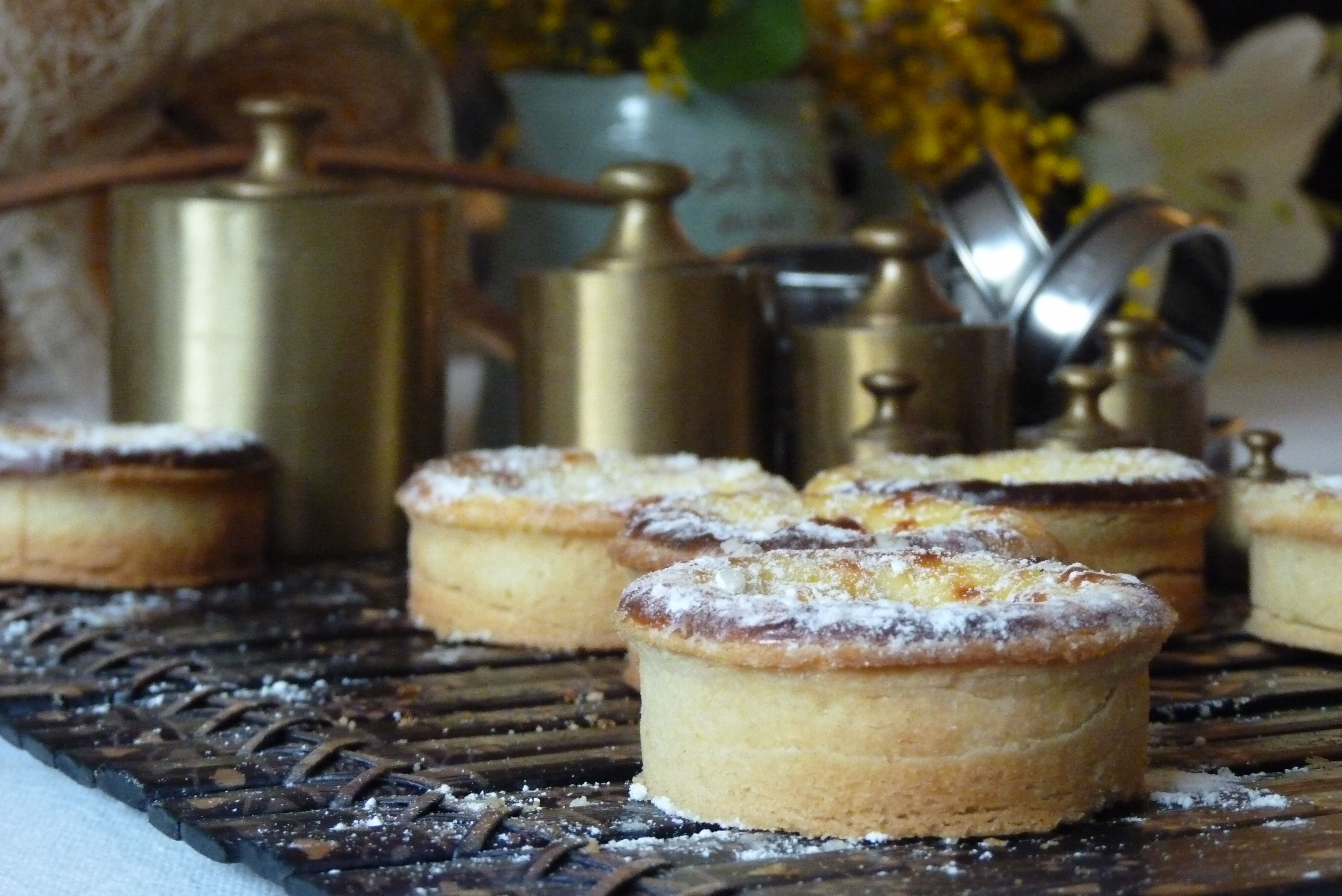 Soufflé de queso con mermelada de fresas y sablé de almendras - Catering  Iria Castro